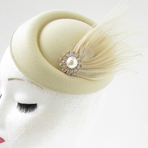 Cream Silver Ivory Feather Pearl Pillbox Hat Fascinator Headpiece 1940s Vtg B67 Cream Silver Ivory Feather Pearl Pillbox Hat Fascinator Headpiece 1940s Vtg B67