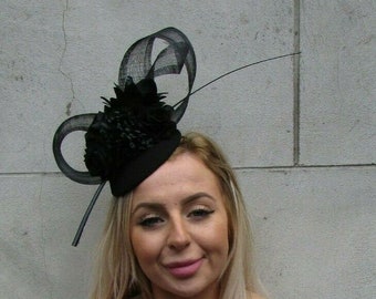 Tocado de plumas con flores y rosas negras de Starcrossed Boutique 0088