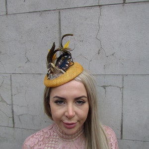 Eenmalig stuk - mosterdgeel marineblauw statement tovenaar bunkerhoed bruiloft Sinamay Races haarspeld Hatinator Ascot u10904