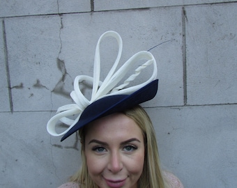 Arranview Jewellery - Cerchietto per capelli fascinator alice blu navy con anelli a rete irrigiditi e viticci di piume