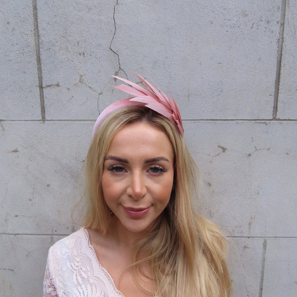 Nueva diadema acolchada de terciopelo con plumas rosa oscuro, tocado fascinador, diadema para invitadas a bodas y carreras, diadema tipo halo u10906