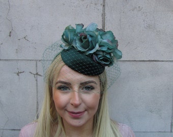 Flaschengrün Smaragd Birdcage Schleier Blumen Fascinator Pillbox Hut Rassen dunkelgrün Hochzeit Rassen Vintage-Stil SH-06 uu