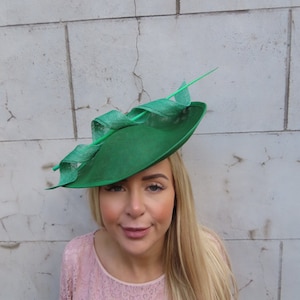 Large Emerald Green Statement Feather Fascinator Hat Big Teardrop Tilted Wedding Races Hatinator Headband Ladies Day Headpiece u12502