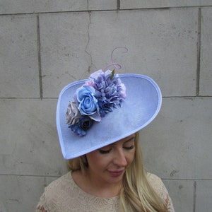 Large Light Cornflower Blue Lilac Periwinkle Bluebell Blue Grey Rose Floral Flower Fascinator Hat Big Teardrop Wedding Races u1z7 immagine 2