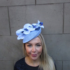 New Light Blue Orchid Flower Saucer Disc Hat Fascinator Headband Wedding Races Hair Hatinator Headpiece Ladies Day Baby Blue u1z74