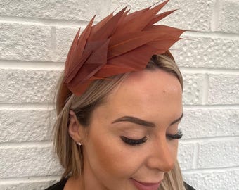 Brown Feather Headband Wedding Guest Fascinator Races Velvet Padded Headpiece u1pn