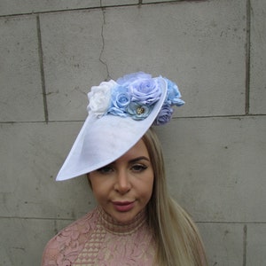 Grand chapeau bibi blanc à fleurs bleu clair Grande larme inclinée Courses de mariage Hatinator floral lavallière bleu poudré sur un bandeau u10904 image 1