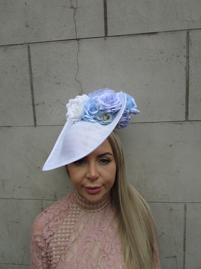 Grand chapeau bibi blanc à fleurs bleu clair Grande larme inclinée Courses de mariage Hatinator floral lavallière bleu poudré sur un bandeau u10904 image 1