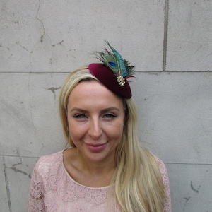 Burgundy Wine Red Velvet Statement Green Peacock Feather Headpiece Fascinator Vintage Style Pillbox Hat Races Wedding Guest u1z9