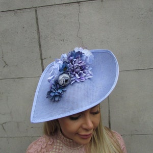 Grand bleuet clair bleu lilas pervenche jacinthe des bois rose fleur fascinateur chapeau grande larme courses de mariage sh-310 image 2