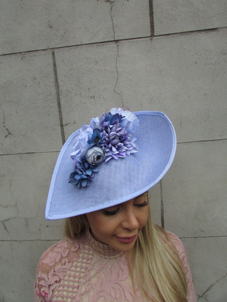 Grand bleuet clair bleu lilas pervenche jacinthe des bois rose fleur fascinateur chapeau grande larme courses de mariage sh-310 image 2