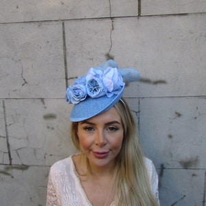 Fleur bleu clair cheveux fascinateur fascinateur disque chapeau courses de mariage soucoupe casque bandeau Hatinator bleu bébé u10311 image 1