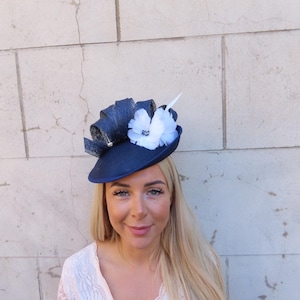 Large Navy Blue & White Disc Feather Flower Fascinator Hat Races Hatinator Wedding Guest Hairband Headband Headpiece Statement Ascot u11605