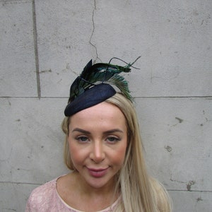 Eenmalig stuk - marineblauw groene fazant pauwenveer Sinamay tovenaar bunkerhoed bruiloft gast hoofddeksel Races Cheltenham u13009
