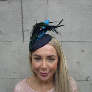 Eenmalig stuk - marineblauw groenblauw fazant pauwenveer sinamay tovenaar bunker hoed bruiloft gast hoofddeksel races ascot turkoois u13009