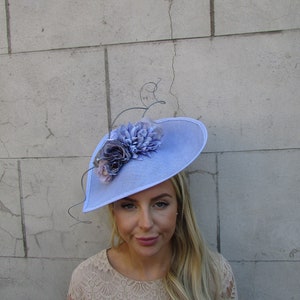 Large Light Cornflower Blue Periwinkle Bluebell Blue Grey Rose Floral Flower Fascinator Hat Big Teardrop Wedding Races sh-390 Bild 1