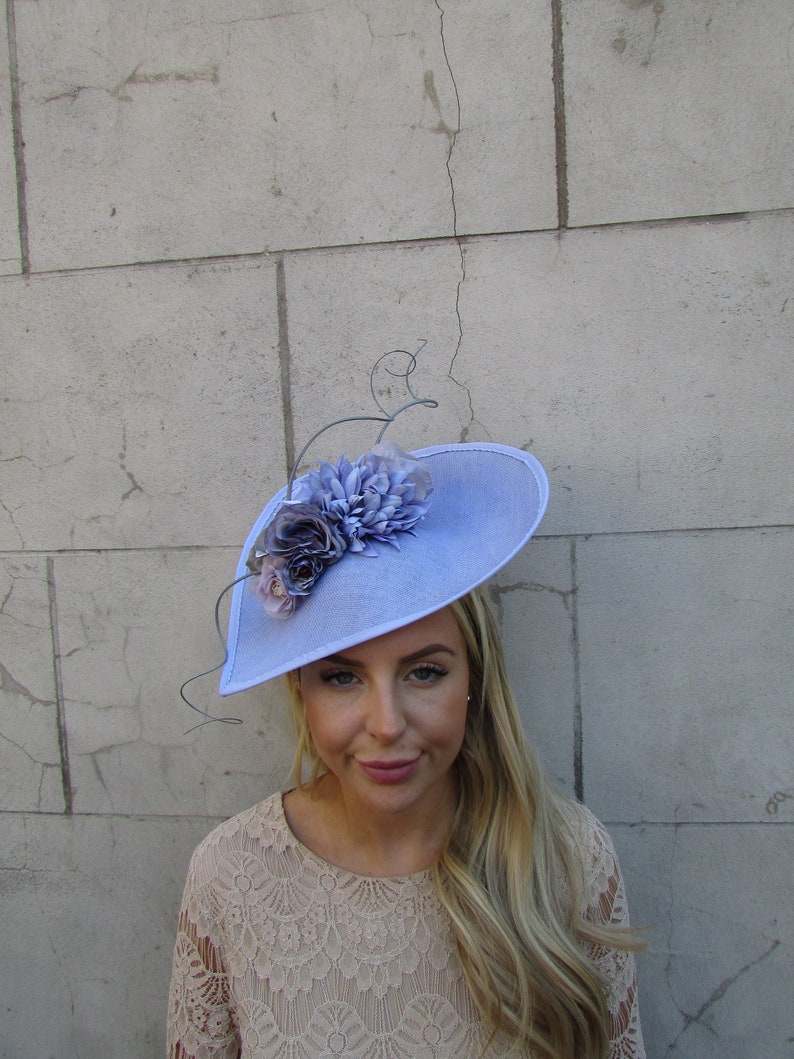 Large Light Cornflower Blue Periwinkle Bluebell Blue Grey Rose Floral Flower Fascinator Hat Big Teardrop Wedding Races sh-390 Bild 1