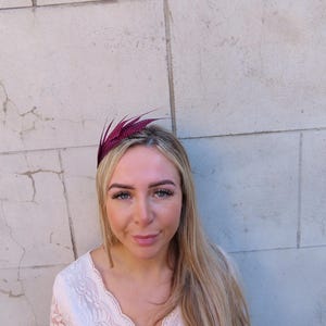 Diadema fina con tocado de plumas de faisán rosa y negro moteado para bodas y carreras de caballos u11803