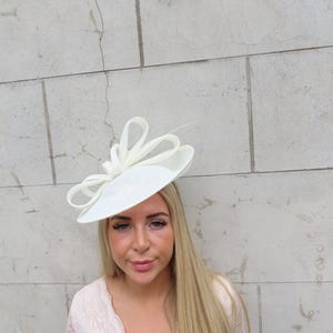 Large Cream Statement Hatinator Fascinator Disc Hat Races Wedding Guest Headband Ascot u12207