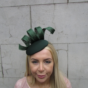 One Off Piece - Dark Emerald Green Fascinator Hat Bottle Green Headband Dark Forest Green Races Wedding Guest Pillbox Hat u10402