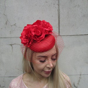 Red Rose Floral Flower Birdcage Veil Fascinator Sinamay Pillbox Hat Races Wedding Guest Headpiece Hatinator Ladies Day u1b9 uu