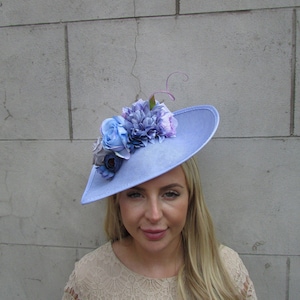 Large Light Cornflower Blue Lilac Periwinkle Bluebell Blue Grey Rose Floral Flower Fascinator Hat Big Teardrop Wedding Races u1z7 immagine 1