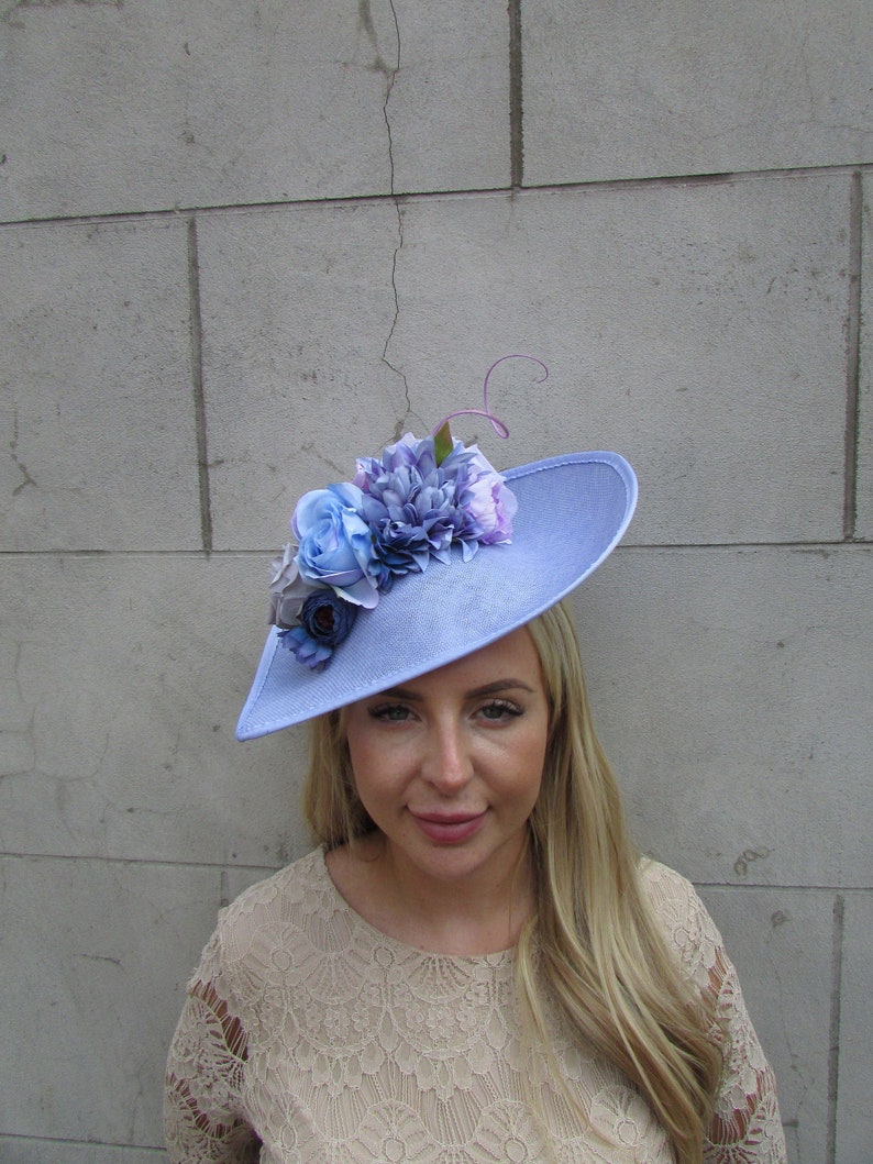 Grand bleuet clair bleu lilas pervenche jacinthe des bois bleu gris Rose fleur floral fascinateur chapeau grande larme courses de mariage u1z7 image 1