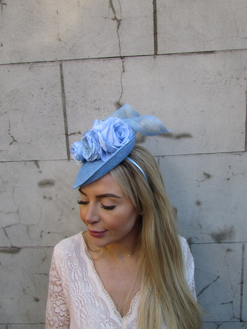 Fleur bleu clair cheveux fascinateur fascinateur disque chapeau courses de mariage soucoupe casque bandeau Hatinator bleu bébé u10311 image 3