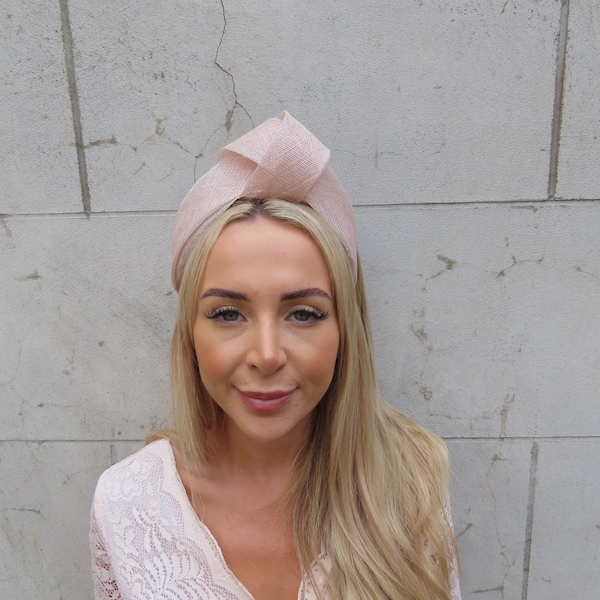 Diadema turbante con nudo de sinamay color rosa pálido nude para invitada a boda.