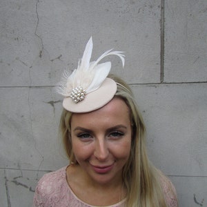 New Cream & Light Beige Peacock Feather Pearl Hat Hair Fascinator Races Wedding Guest Pillbox Hat Headpiece u1z27