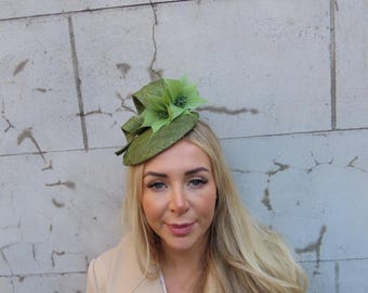 Cappello a forma di tamburello con fiori e piume verde oliva, da invitare a nozze, in sinamay, pezzo unico - u11711