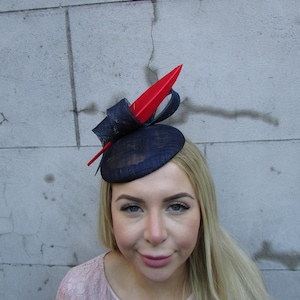 Eenmalig stuk - marineblauw en rood Sinamay tovenaar bunkerhoed bruiloft grote hoofdband hoofddeksel races bruiloft donker Frans marineblauw u1b40
