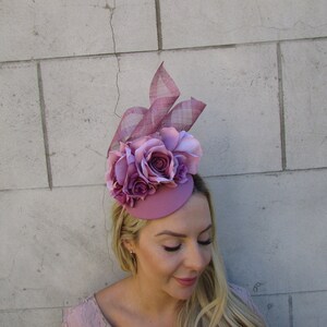 New Mauve Dewberry Rose Flower Feather Hat Fascinator Races Wedding Headpiece Floral Dusky Dusty Purple u1z8