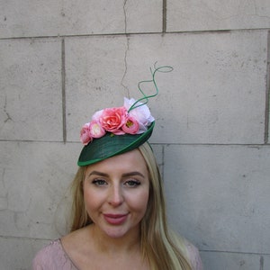 Emerald Green Peach Coral Pink Feather Flower Saucer Disc Hat Fascinator Races Wedding Rose u1z10 uu