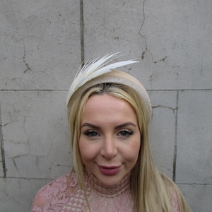 Cream & Light Beige Champagne Feather Fascinator Velvet Padded Headband Headpiece Wedding Guest Races Outfit Hairband Halo Hair Band u1p