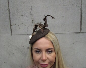 Vintage 1960s Brown Velvet Pillbox Hat Pearl Stick Pin Cocktail Hat Small Vintage Brown Velour Pillbox Hat: 1950s-60s Toque With Satin  main image 4