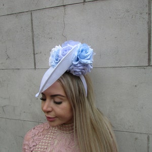 Grand chapeau bibi blanc à fleurs bleu clair Grande larme inclinée Courses de mariage Hatinator floral lavallière bleu poudré sur un bandeau u10904 image 3