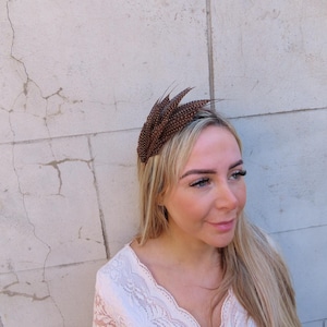 Diadema fina con plumas de faisán moteado marrón para bodas y carreras de caballos u11803