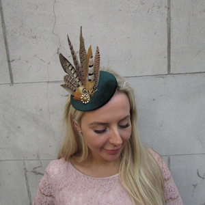 Bottle Green Dark Gold Emerald Green Brown Pheasant Peacock Feather Pillbox Hat Fascinator Races Wedding Cheltenham u1z29