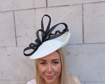 Black Fascinator With White Edges Round Shaped With  display picture 3
