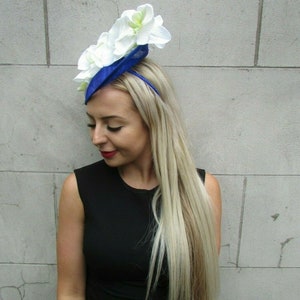 Koningsblauwe crème orchideebloem schotel schijf hoed Fascinator Races bruiloft 7255 afbeelding 2