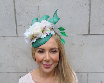 Emerald Green & Ivory Cream Rose Lily Flower Feather Hat Fascinator Wedding Races Hair Headpiece Sinamay Ladies Day Pillbox Hatinator u10903