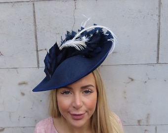 Tocado grande de plumas azul marino y crema con forma de lágrima grande para invitados de boda, tocado Ascot, tocado para carreras, u12502
