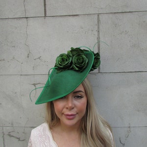 Large Emerald Green Rose Floral Flower Fascinator Hat Big Teardrop Tilted Wedding Races Hatinator Headband Ladies Day Headpiece u1z28