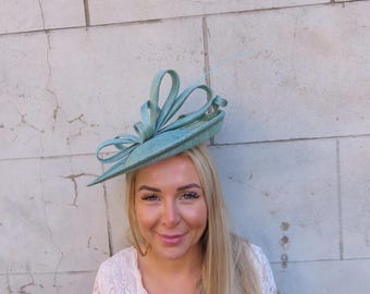 Cappello in sinamay verde salvia, pezzo unico per matrimoni e corse u12309
