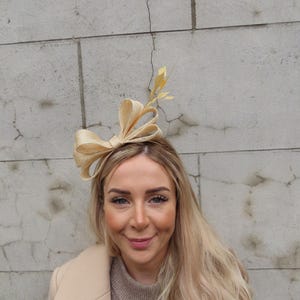 One off Piece - Champagne Gold Sinamay Feather Headband Headpiece Races Wedding Guest Sinamay Ladies Day Hair Band Modern Beige u10302