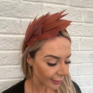 Brown Feather Padded Headband Fascinator Races Brown Velvet Hairband Headpiece u1pn