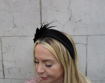 Black Feather Fascinator Headband Velvet Padded Headpiece Wedding Guest Races Hairband Halo Epsom Grand National u1p