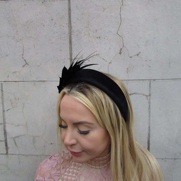 Black Feather Fascinator Headband Velvet Padded Headpiece Wedding Guest Races Hairband Halo Epsom Grand National u1p