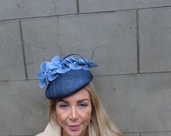 One Off Piece - Große Marine Blau Dunkelblau Orchidee Blume Sinamay Pillbox Hut Fascinator Kopfschmuck Hochzeitsgast Rennen Hatinator u10112